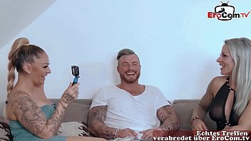 Junge deutsche Frau mit Tattoos bekommt eine Nahaufnahme ihres Arsches