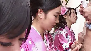 三名艺伎轮番吮吸孤寂阳具