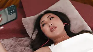 巨乳亚洲尤物让自慰的丰臀中国室友喷涌高潮